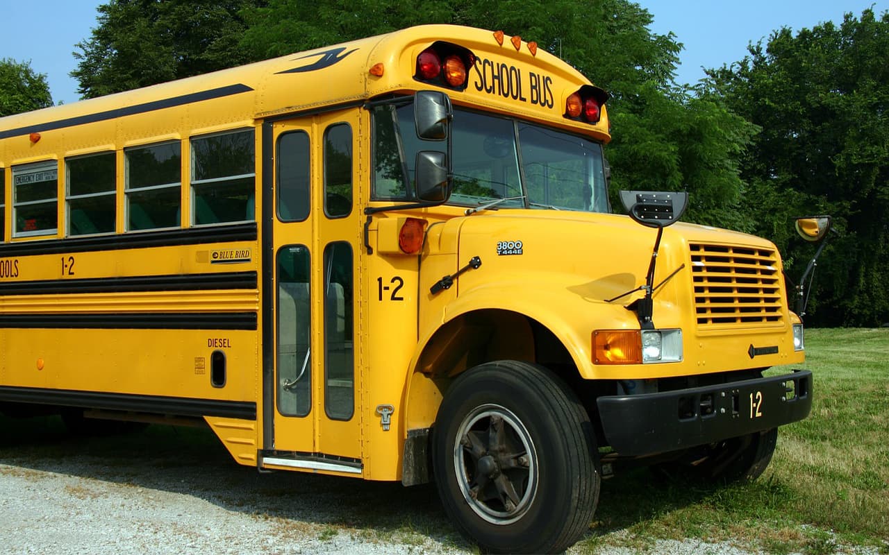 Yellow school buses in the U.S.: 3 Facts